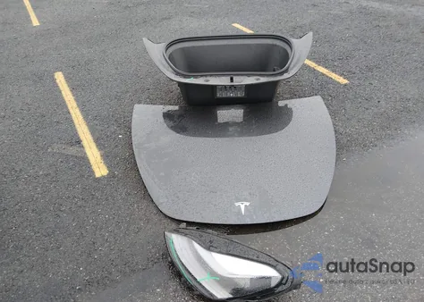 2024 Tesla Model Y Long Range Dual Motor All-Wheel Drive/Rwd z USA, uszkodzony, nr VIN 7SAYGDED2RF044228